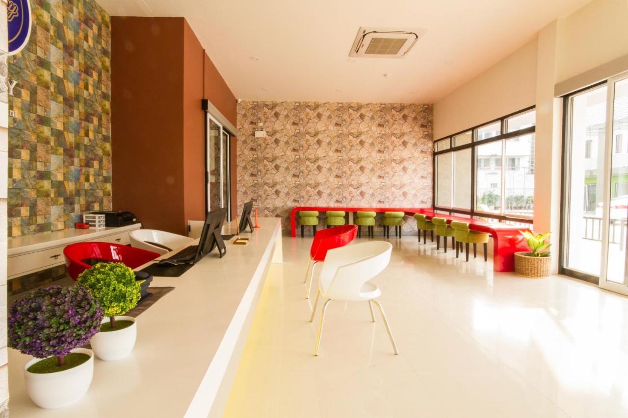 Bestiny Hotel & Restaurant Пхетчабун Экстерьер фото